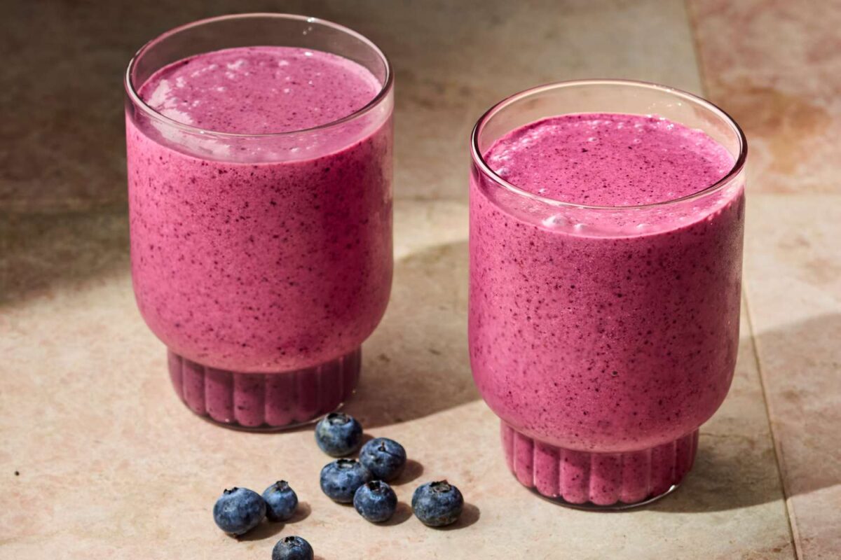 Blueberry-Peach Chia Seed Smoothie