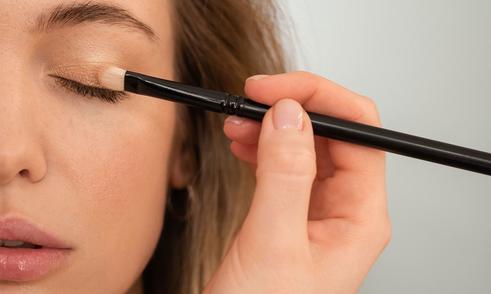 This Easy Hack Will Help You Apply Eyeshadow Like A Pro