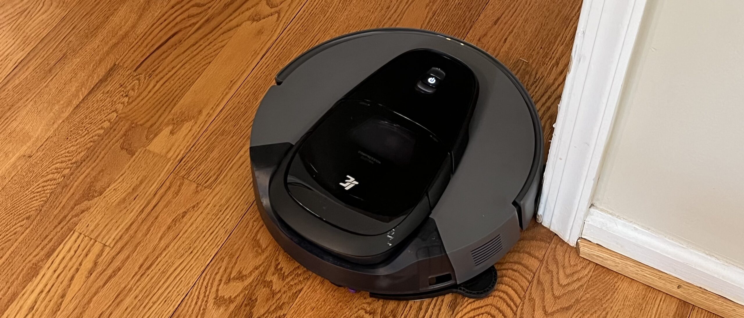 3i G10+ robot vacuum in use