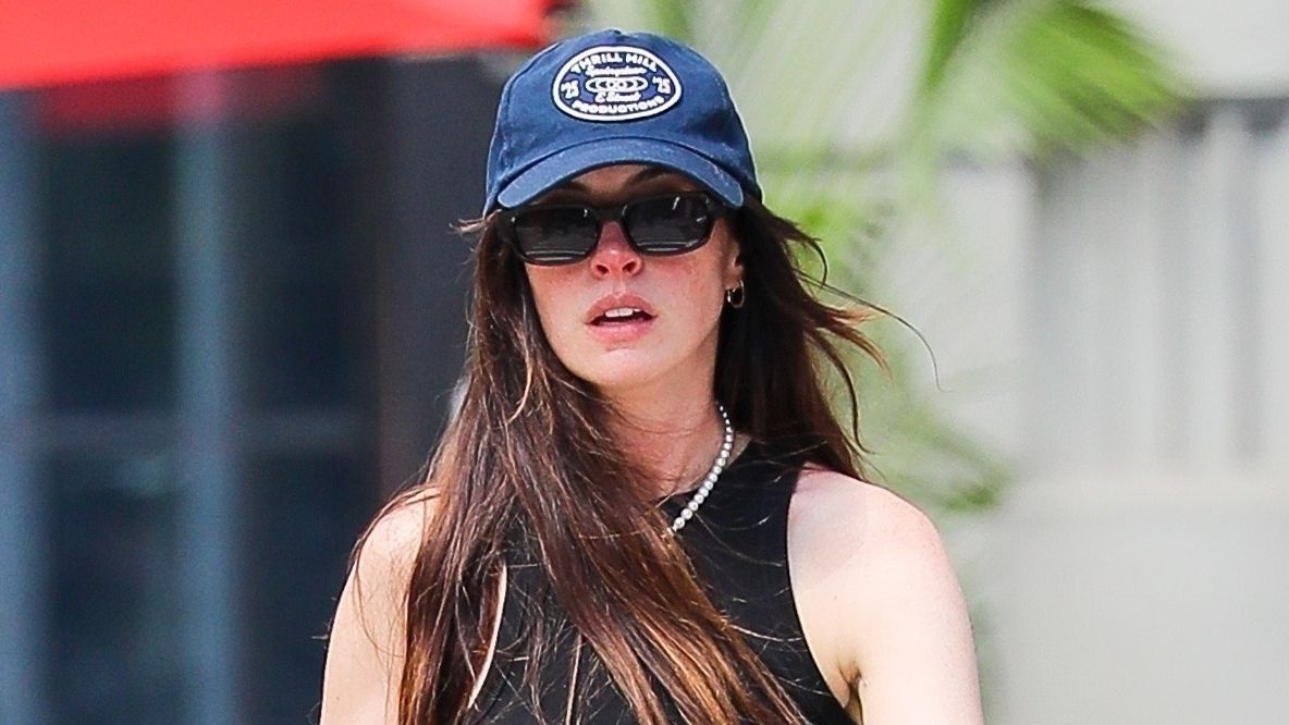 Anne Hathaway's Chainlink Jeans Are a Bold Take on the Cutout Denim Trend
