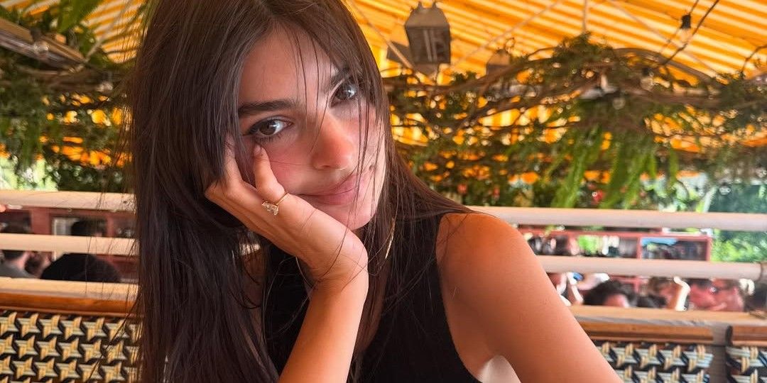 Emily Ratajkowski Got a Wavy Bob with Blunt Bangs