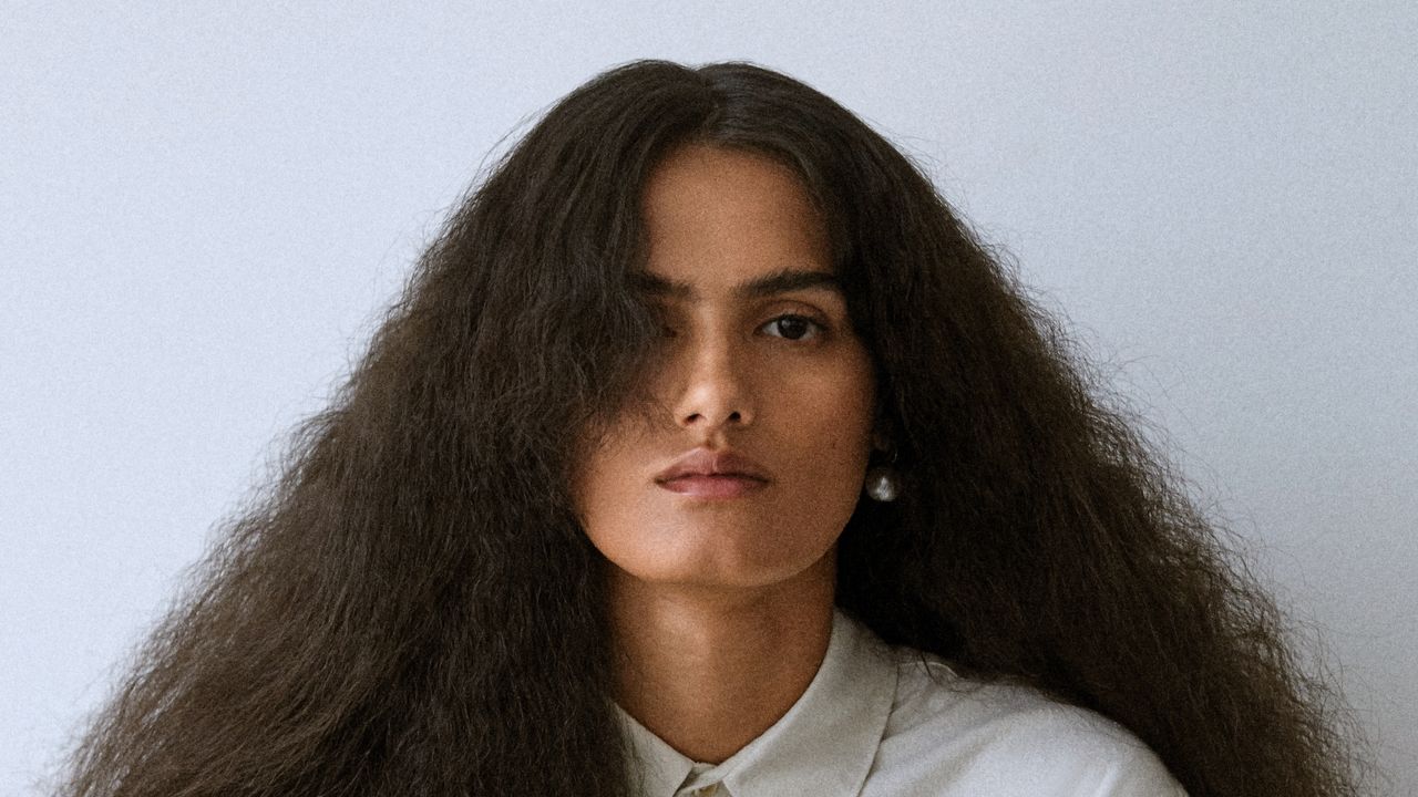 How to manage frizzy hair in monsoon (without fighting it)