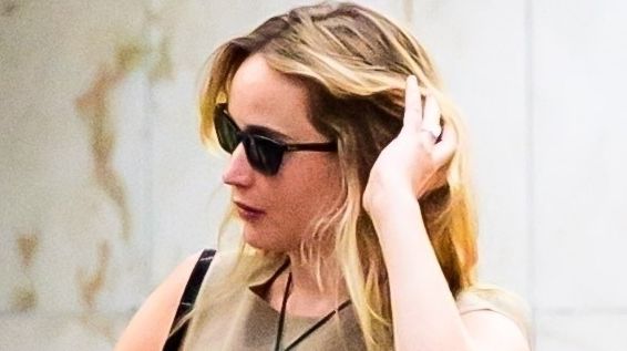 Jennifer Lawrence Put Her Minimalist Spin on the Boho Pendant Necklace