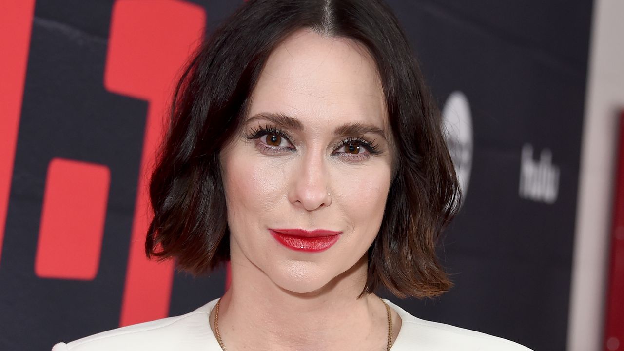 Jennifer Love Hewitt’s Auburn Beach Hair Is the Best Beauty Look of the “I Know What You Did Last Summer” Premiere