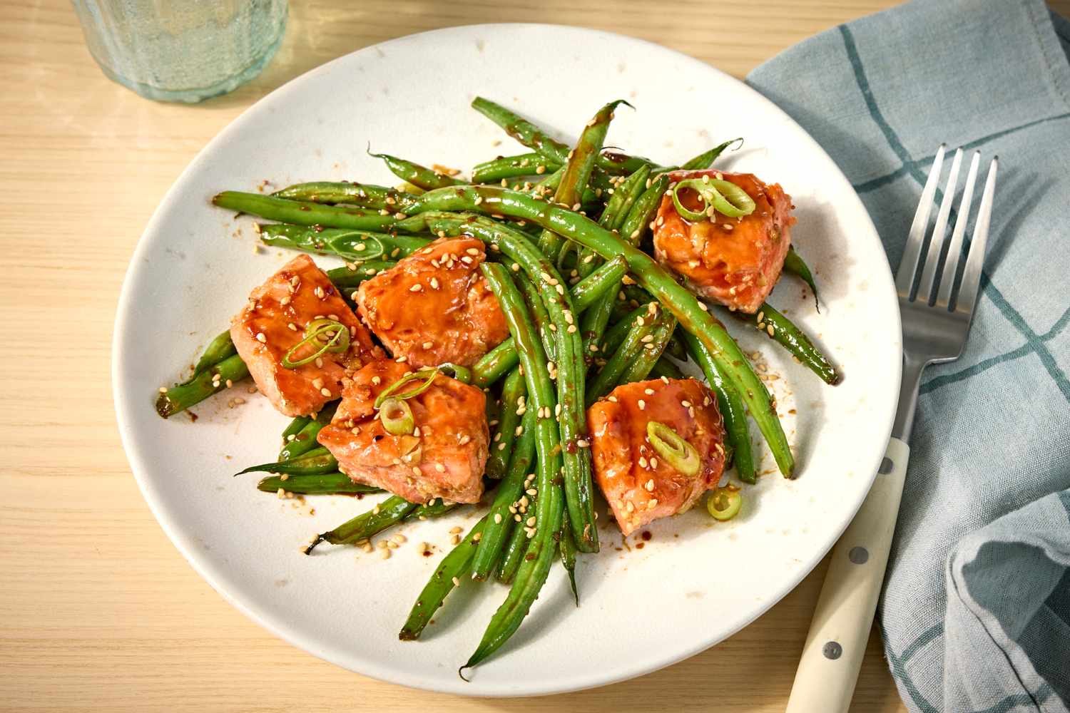 One-Skillet Garlicky Salmon & Green Beans