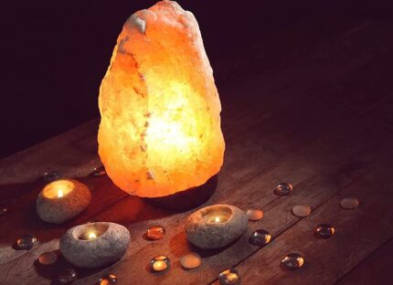 RUDRA CRYSTAL PRODUCTS Himalayan Pink Rock Salt LAMP, Crystal LAMP, for Positive Energy, Healing, FENG Shui, Natural Shape 1-2KG. Office and Home Decor,Table Lamps
