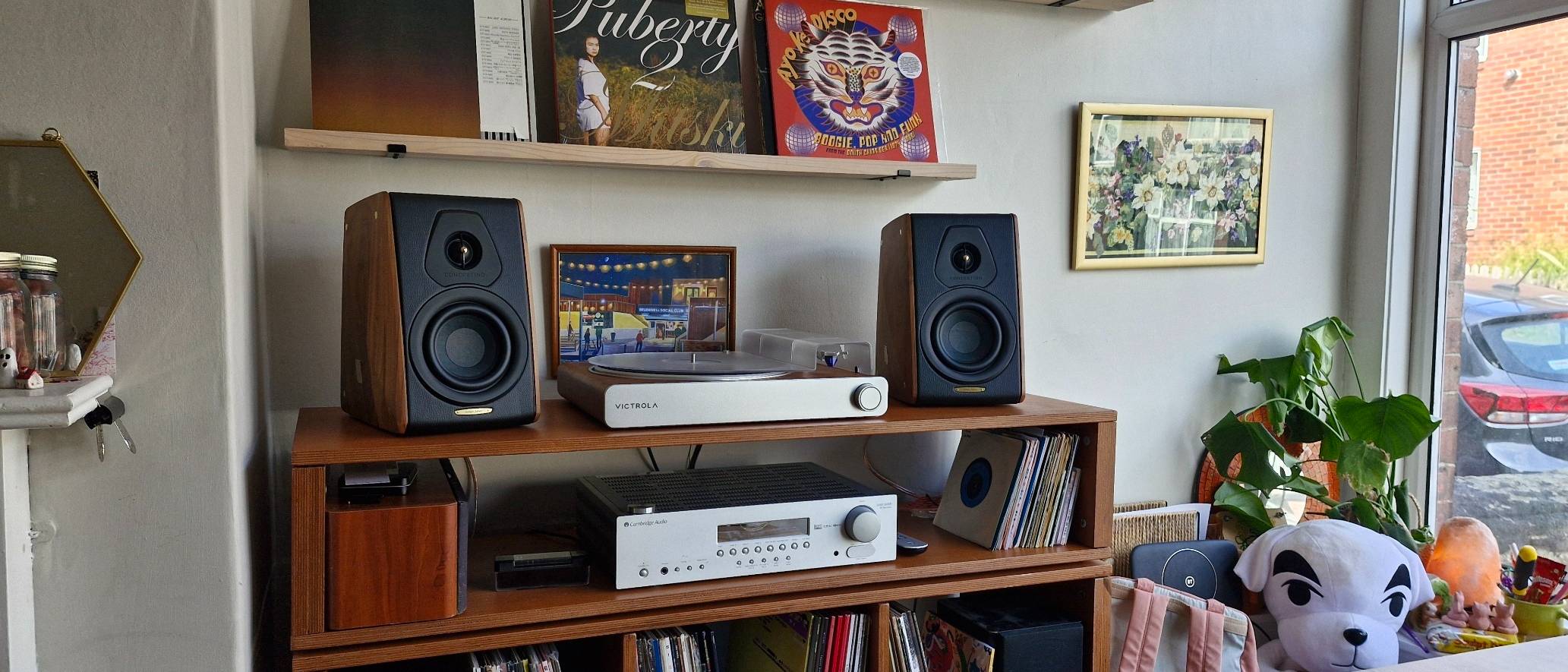 Sonus Faber Concertino G4 bookshelf speakers on a wooden audio stand