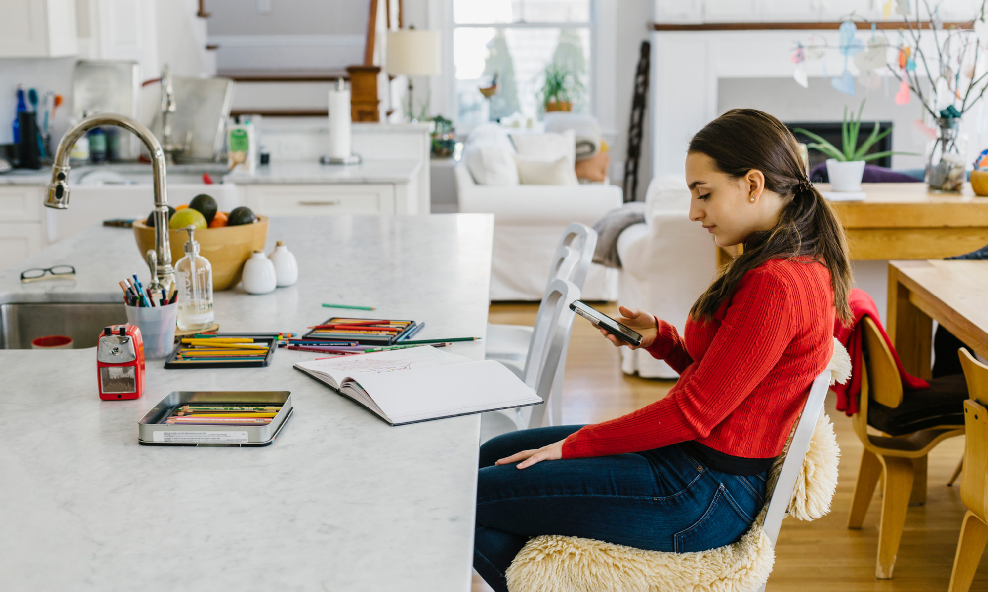 Study Finds How To Hold Your Phone To Avoid Poor Posture & Pain