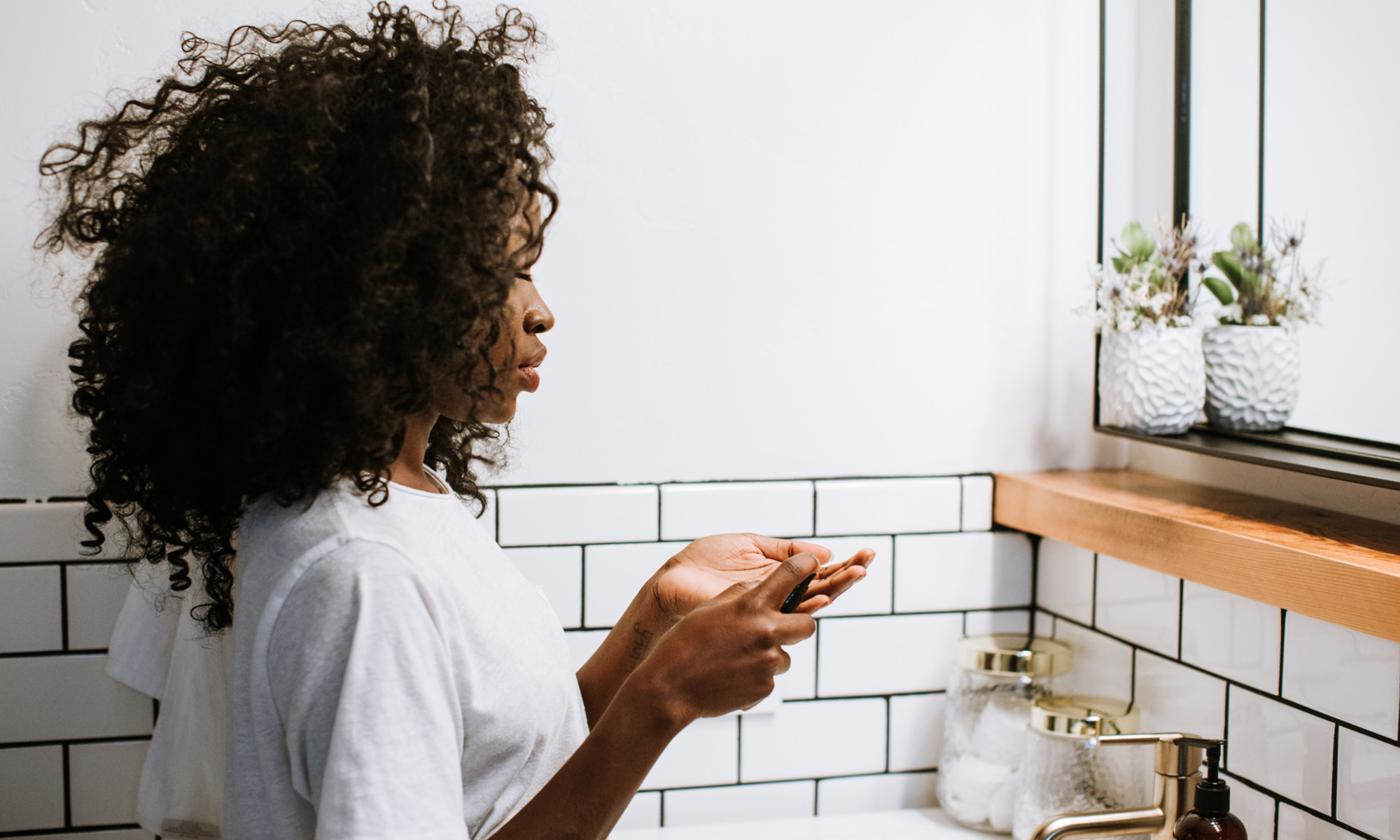 3 Collagen-Restoring Habits To Add To Your Nighttime Routine