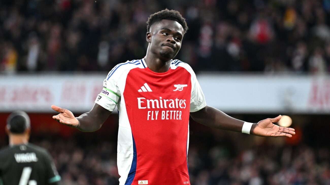 Bukayo Saka of Arsenal celebrates scoring his team's first goal during the Premier League match between Arsenal FC and Liverpool FC at Emirates Stadium on October 27, 2024 in London, England.