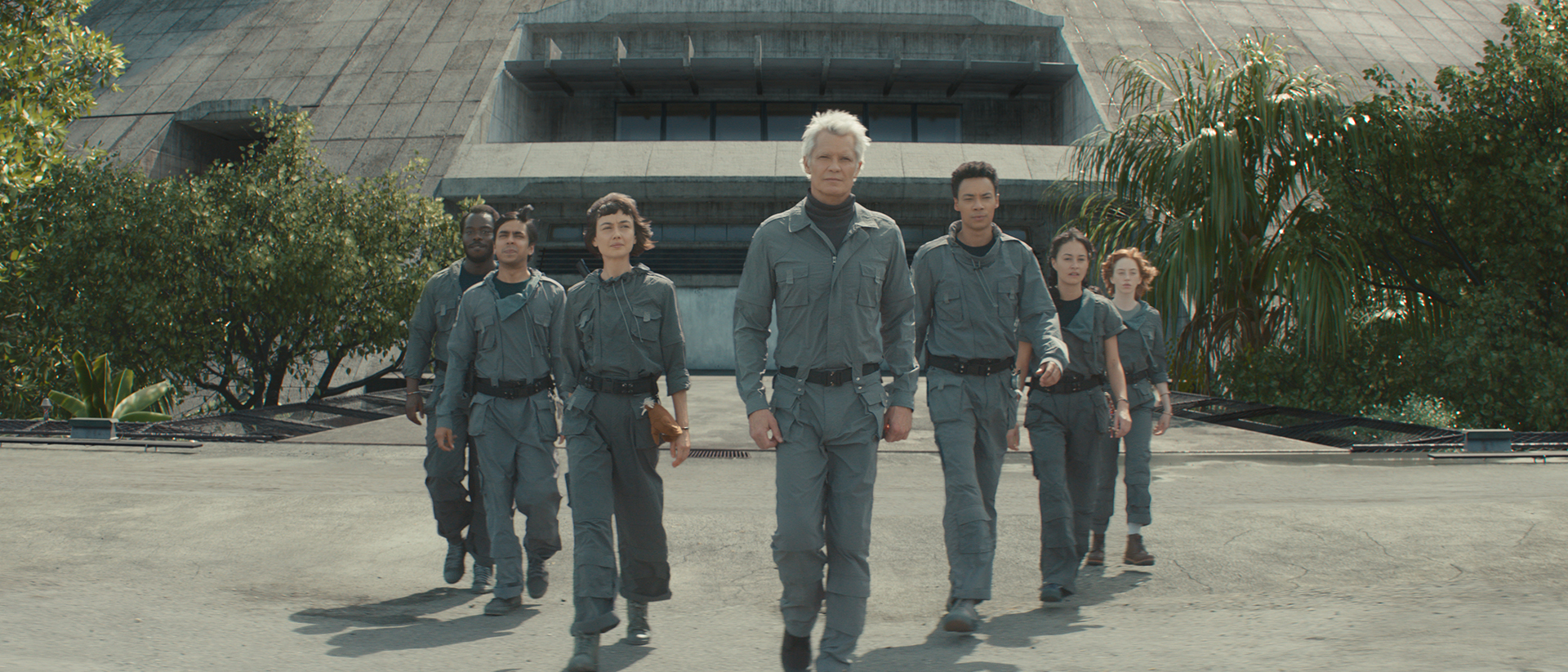 Kirsh leading Prodigy's Lost Boys out of a building in Alien: Earth