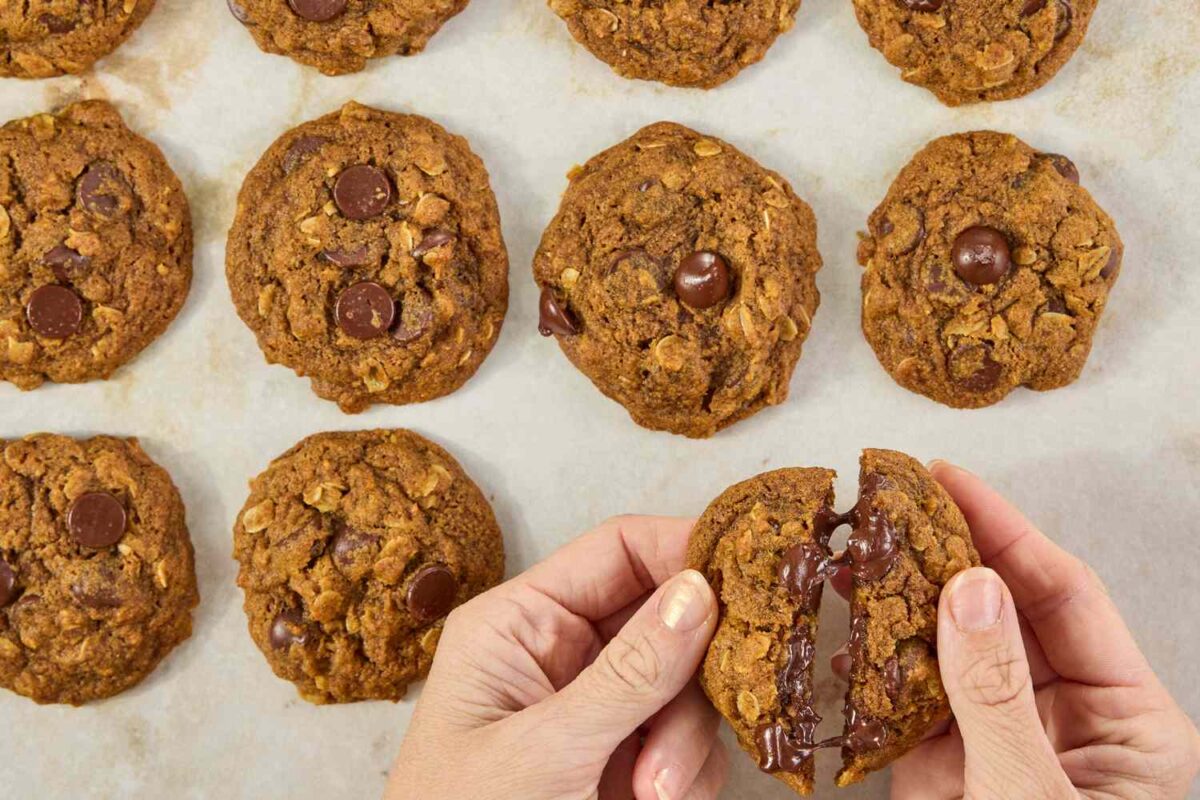 Pumpkin–Chocolate Chip Oatmeal Cookies