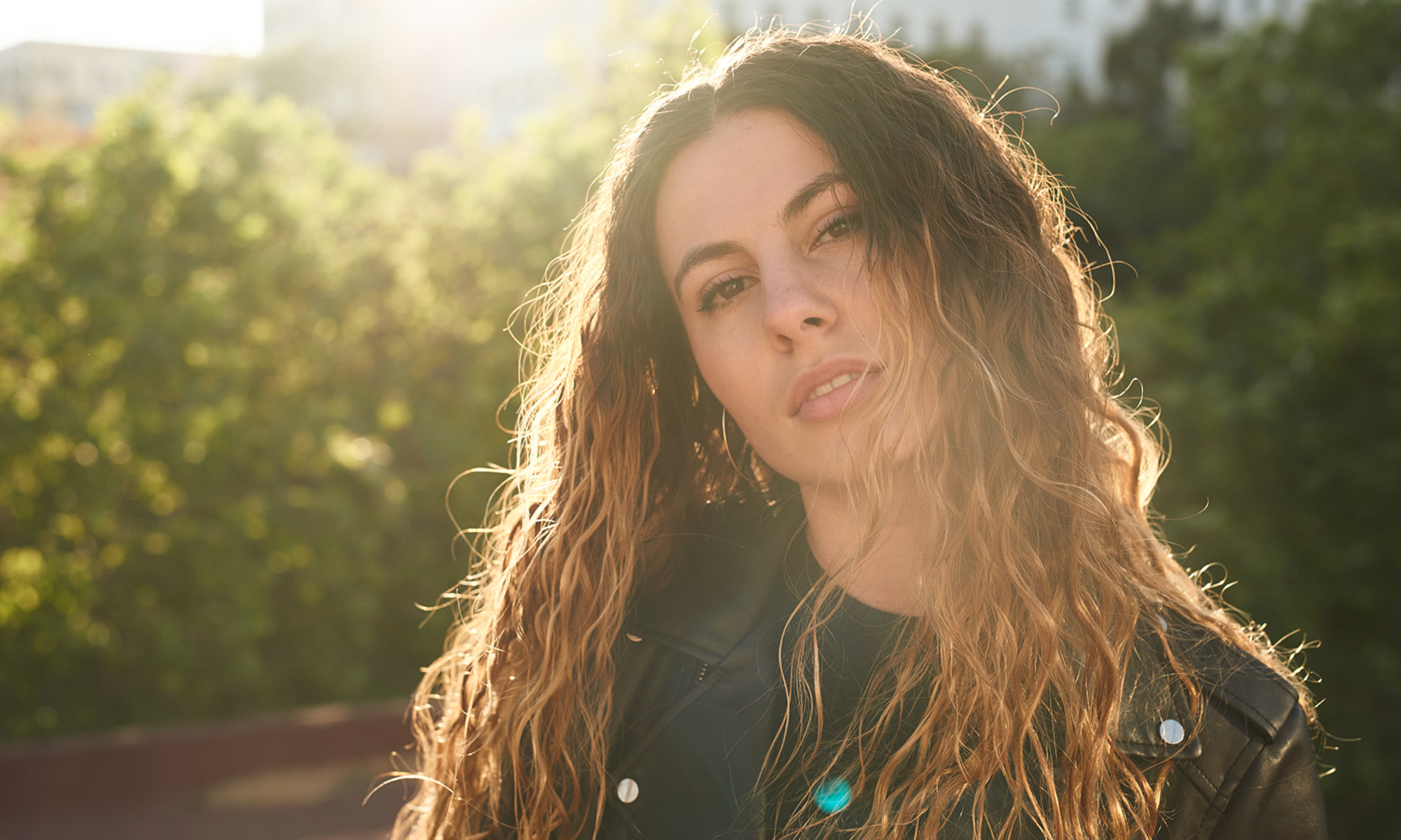 How To Create Effortless Beach Waves, From A Celeb Stylist